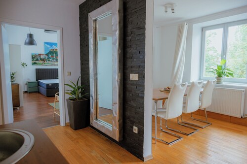 Family suite in old city with free parking, BRIDGE APARTMENTS