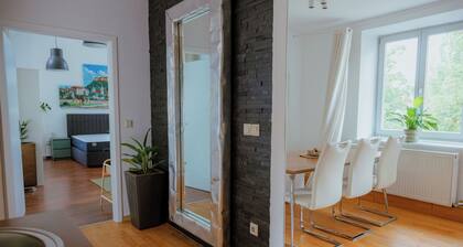 Family suite in old city with free parking, BRIDGE APARTMENTS