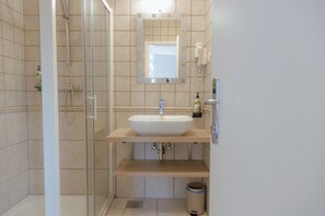 Douche, sèche-cheveux, serviettes fournies, savon