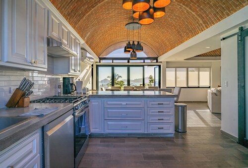 Spacious 5-bedroom new villa in marvelous Cabo Bello with full staff included 