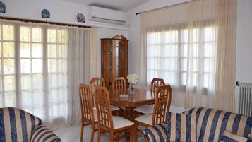 House | 2 bedrooms, desk