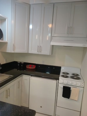 Een koelkast, een oven, een kookplaat, een koffiezetapparaat/waterkoker