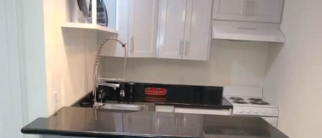 Réfrigérateur, four, plaque de cuisson, cafetière/bouilloire