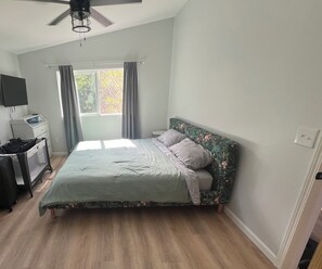 2 間睡房、可攜式嬰兒床、Wi-Fi、床單