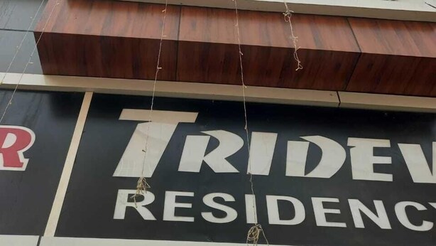 Ένα κτίριο με μια πινακίδα που αναγράφει «TRIDEC RESIDENCE».