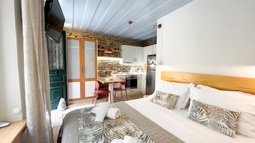 Studio, Smoking | 1 bedroom, desk