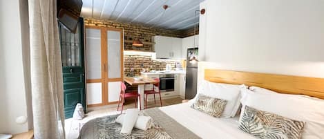 1 bedroom, desk