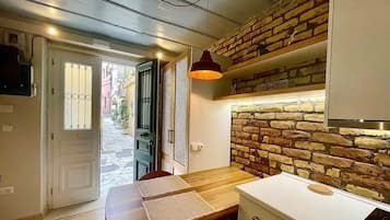 Studio, Smoking | 1 bedroom, desk