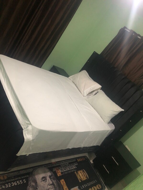 2 habitaciones, tabla de planchar con plancha, wifi y ropa de cama 