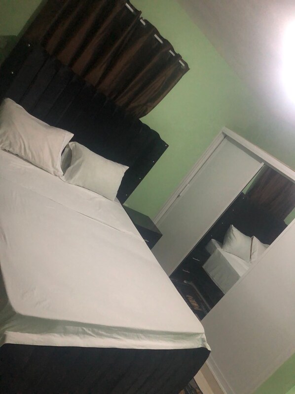 2 chambres, fer et planche à repasser, Wi-Fi, draps fournis