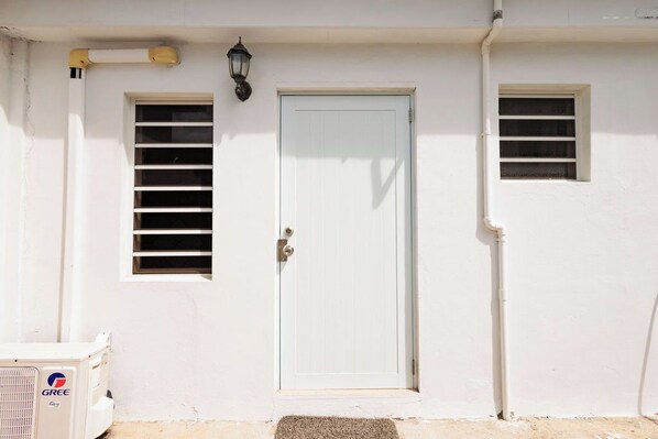 Unclassified image, 1 of 7, button