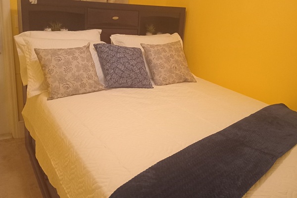 1 slaapkamer, een strijkplank/strijkijzer, wifi, beddengoed