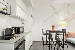 Fridge, microwave, oven, dishwasher - Alenby Luxury Apartment By Nimizz One Bedroom Apartment (Tel Aviv)