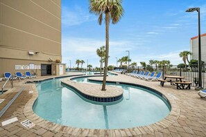 Una piscina cubierta, una piscina al aire libre