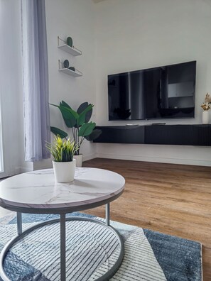 Apartamento superior, sacada | Área de estar | TV de tela plana