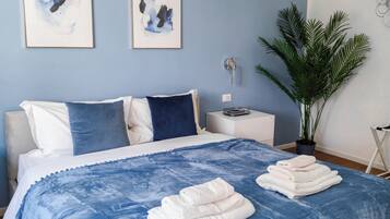 Superior appartement, privébadkamer | 1 slaapkamer, een kluis op de kamer, een bureau, een laptopwerkplek