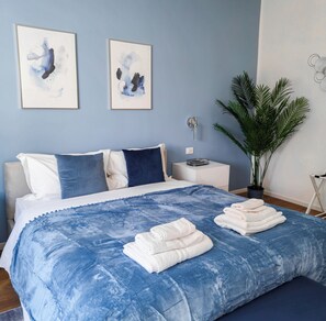 Superior appartement, privébadkamer | 1 slaapkamer, een kluis op de kamer, een bureau, een laptopwerkplek