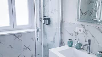 Superior appartement, balkon | Badkamer | Een douche, gratis toiletartikelen, een haardroger, handdoeken