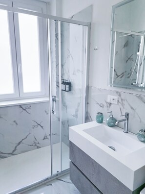 Apartamento superior, balcón | Baño | Ducha, artículos de higiene personal gratuitos y secador de pelo