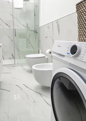 Superior Apartment, Private Bathroom | Bathroom | Shower, free toiletries, hair dryer, towels - Morgagni Suites (Bologna)