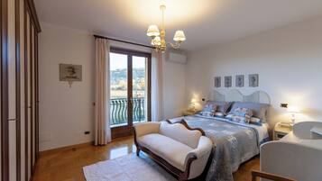 1 camera, una cassaforte in camera, una scrivania, ferro/asse da stiro