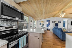 Refrigerador, microondas, horno y parrilla de estufa
