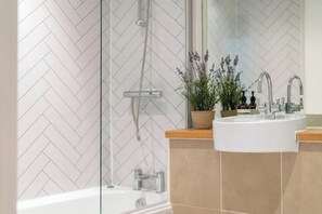 Haartrockner, Handtücher, Seife, Toilettenpapier