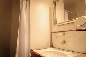 ヘアドライヤー、タオル、石鹸、トイレットペーパー