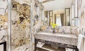 シャワー、ヘアドライヤー、タオル、石鹸