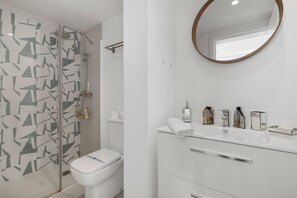 Een douche, een haardroger, een bidet, handdoeken