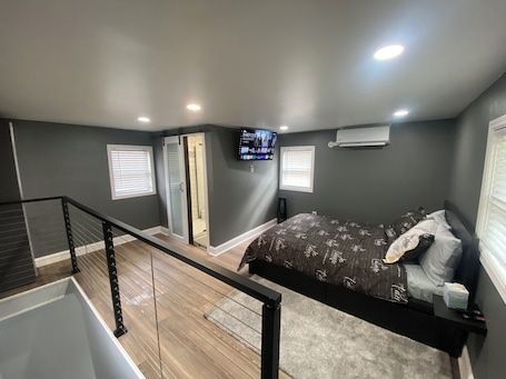 1 bedroom, iron/ironing board, free WiFi, bed sheets. Stylish Cozy Guesthouse • Hot Tub • Private Entry • Near Downtown & Airport