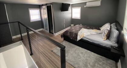 Stylish Cozy Guesthouse • Hot Tub • Private Entry