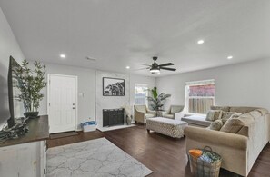 Una Smart TV, una chimenea