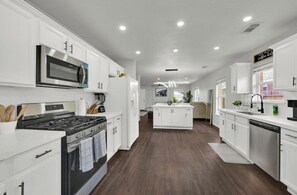 Geladeira, micro-ondas, fogão, cooktop