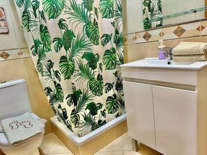 تجهيزات دش، مجففات شعر، مراحيض شطف، مناشف