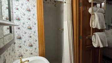 Douche, séchoir à cheveux, serviettes fournies