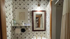 Shower, hair dryer, towels - Queen's View B&B- Bill's East, Balcony Lake Views, Sauna, Pool, Bayfield, WI (Bayfield)