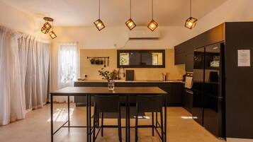 Jääkaappi, mikroaaltouuni, uuni, astianpesukone