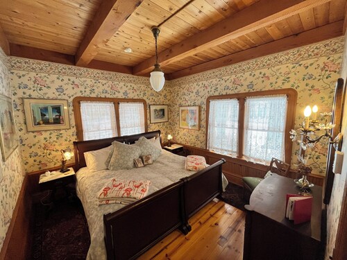 Queen's View B&B- Bill's West, Lake Views, Sauna, Pool, Garden, Bayfield, WI