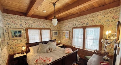 Queen's View B&B- Bill's West, Lake Views, Sauna, Pool, Garden, Bayfield, WI