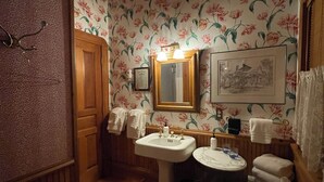 Shower, hair dryer, towels - Queen's View B&B- Bill's West, Lake Views, Sauna, Pool, Garden, Bayfield, WI (Bayfield)