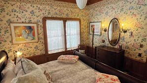 1 bedroom, WiFi (free), bed sheets - Queen's View B&B- Bill's West, Lake Views, Sauna, Pool, Garden, Bayfield, WI (Bayfield)