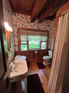 Dusj, hårføner og håndklær