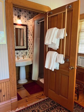 Shower, hair dryer, towels - Queen's View B&B- Bill's Suite, Lake Views, balcony, Sauna, Pool, Bayfield, WI (Bayfield)