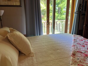 1 bedroom, free WiFi, bed sheets - Queen's View B&B- Bill's Suite, Lake Views, balcony, Sauna, Pool, Bayfield, WI (Bayfield)