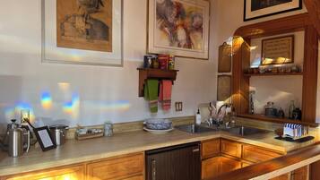 Réfrigérateur, cafetière-théière, vaisselle et ustensiles