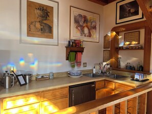 Refrigerador, cafetera y tetera, utensilios de cocina y comedor 