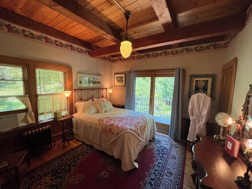Queen's View B&B- Bill's Suite, Lake Views, balcony, Sauna, Pool, Bayfield, WI