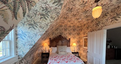 Queen's View B&B- Mona's Suite, Lake Views, Sauna, Pool, Garden, Bayfield, WI