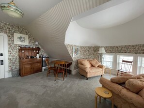 Books - Queen's View B&B- Mona's Suite, Lake Views, Sauna, Pool, Garden, Bayfield, WI (Bayfield)